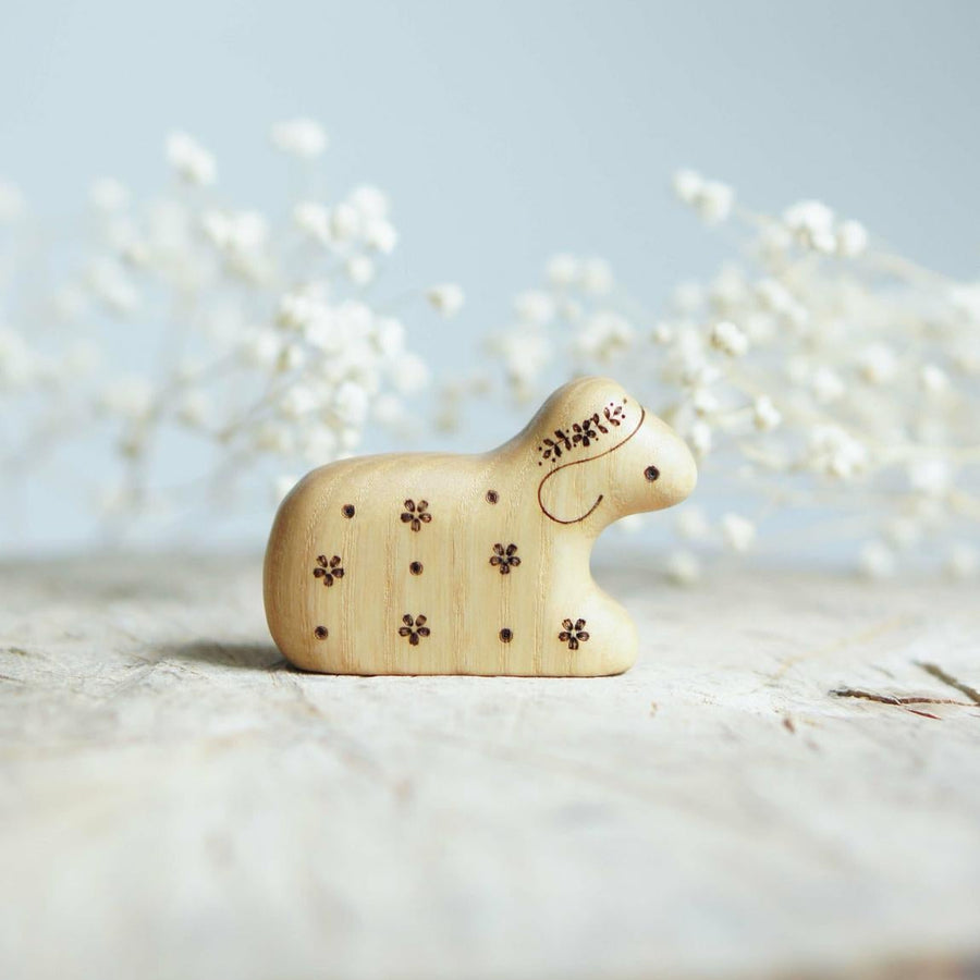 Wooden Lamb, Lying