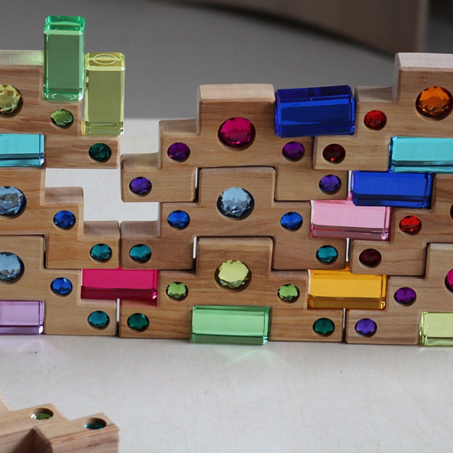 Bauspiel Color Staircase blocks built into a wall with gems and glowing luminous blocks