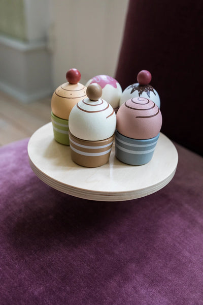 MamaMemo Cupcakes on Cake Stand