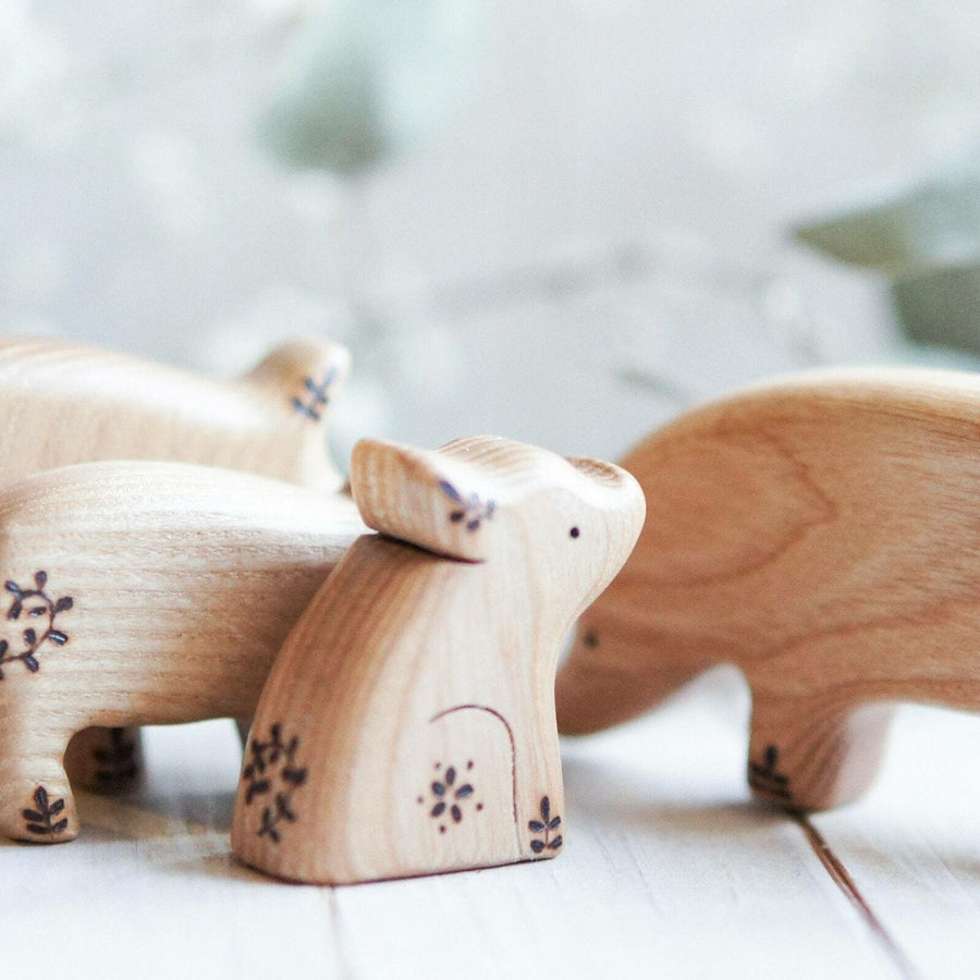 Wooden Little Pig, Sitting