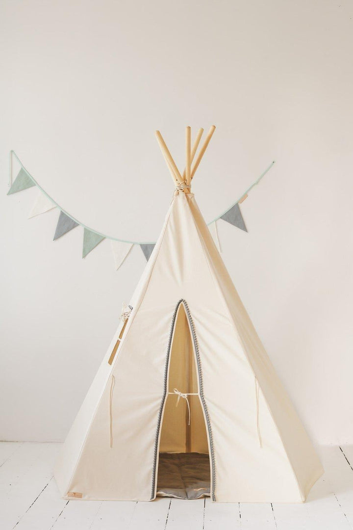 “Grey Pompoms” Teepee with Pompoms and Round Mat Set