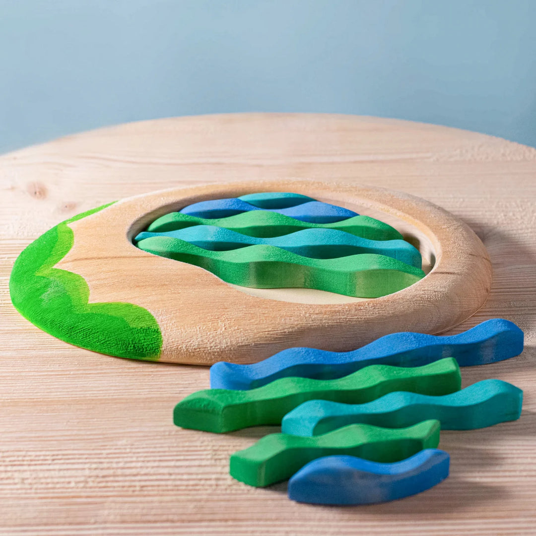 Bumbu Lake and Cattails Play Set