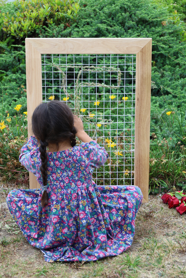 Q Toys Wooden Weaving Station